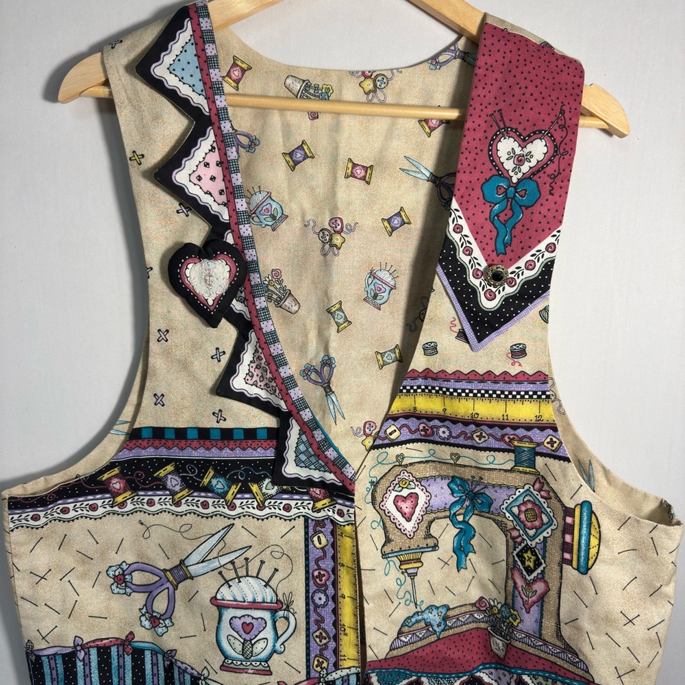 Vintage Artistic Vest with Heart and Scissors Motif Large - Picture 1 of 9